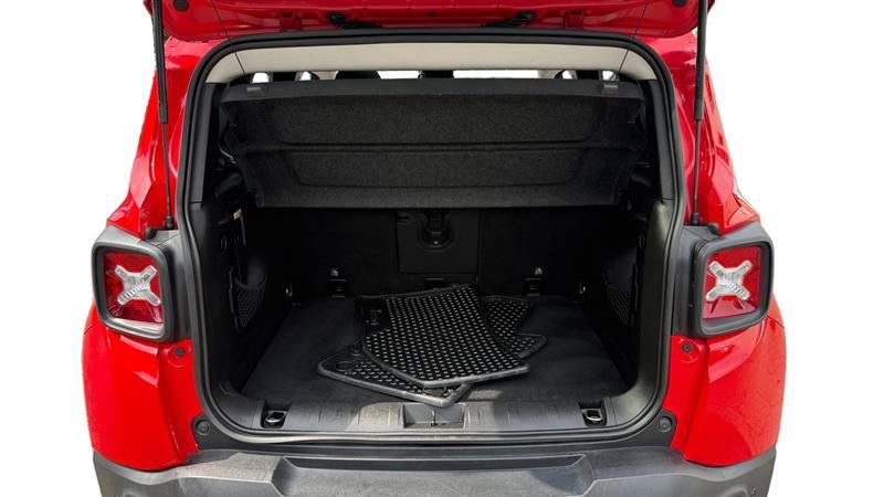 Used 2018 Jeep Renegade Latitude w/ UConnect 8.4 Nav Group AWD/4WD image 19