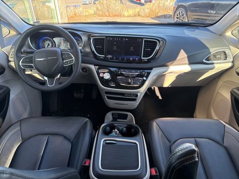 Used 2024 Chrysler Pacifica Touring-L image 15