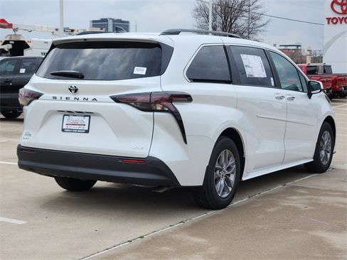 New 2026 Toyota Sienna XLE image 4