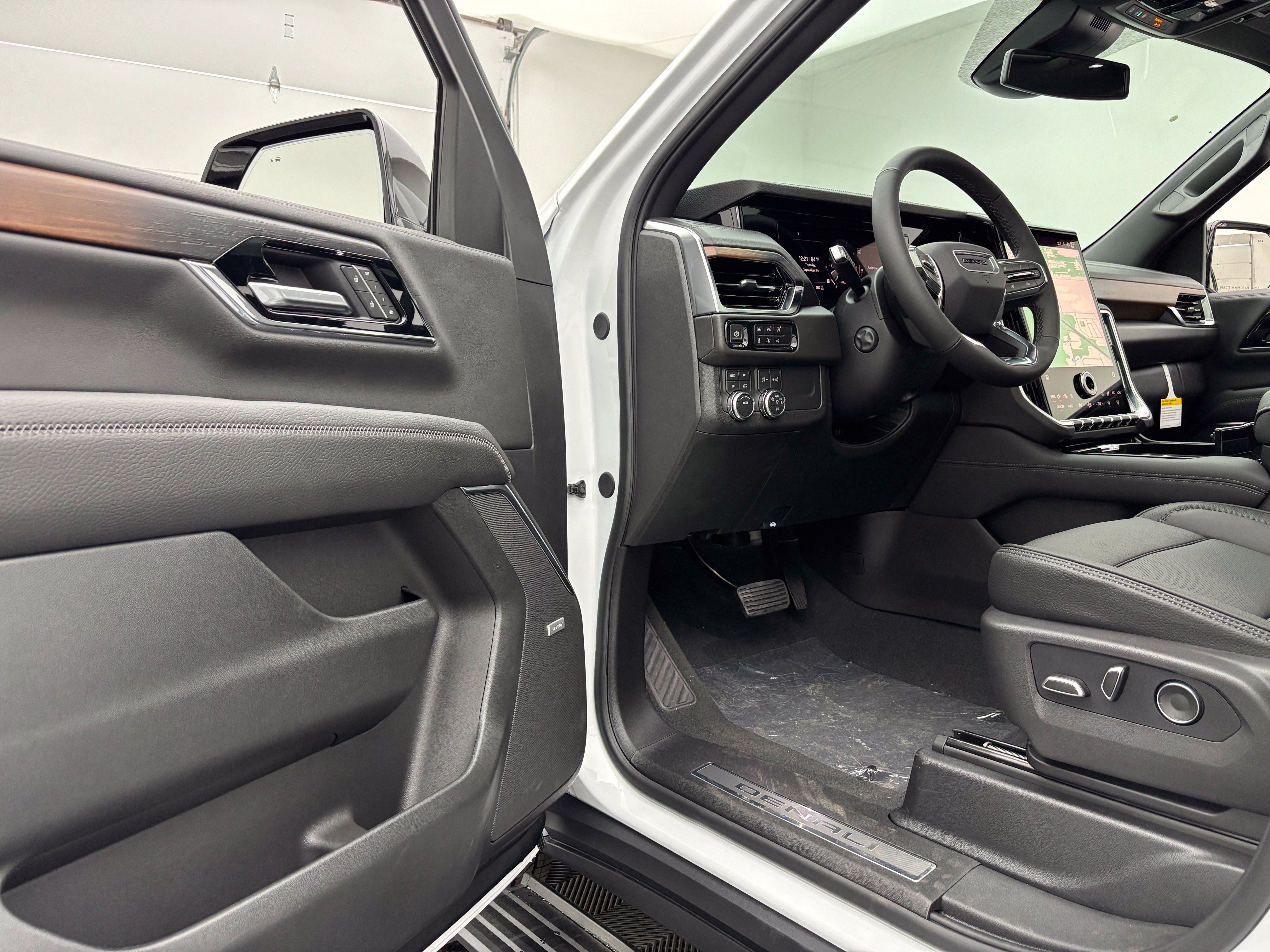 New 2026 GMC Yukon Denali w/ Sun & Power Step Package AWD/4WD image 17