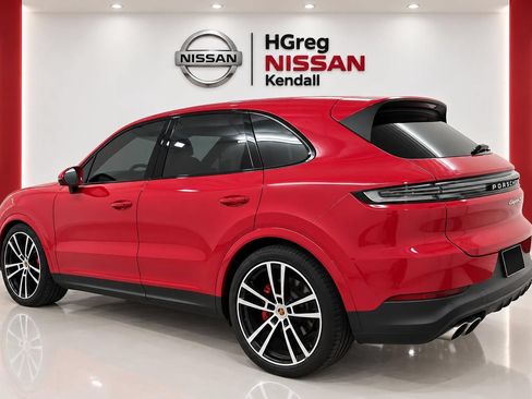 Used 2024 Porsche Cayenne S AWD/4WD image 2