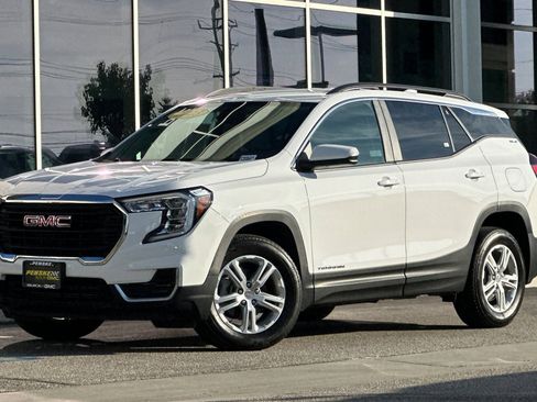 Used 2023 GMC Terrain SLE w/ Driver Convenience Package image 8