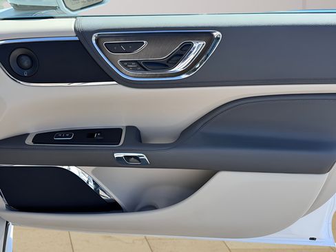 Used 2019 Lincoln Continental Reserve FWD image 26