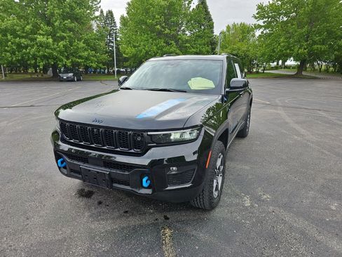 Used 2022 Jeep Grand Cherokee Trailhawk w/ Advanced Protech Group II AWD/4WD image 2