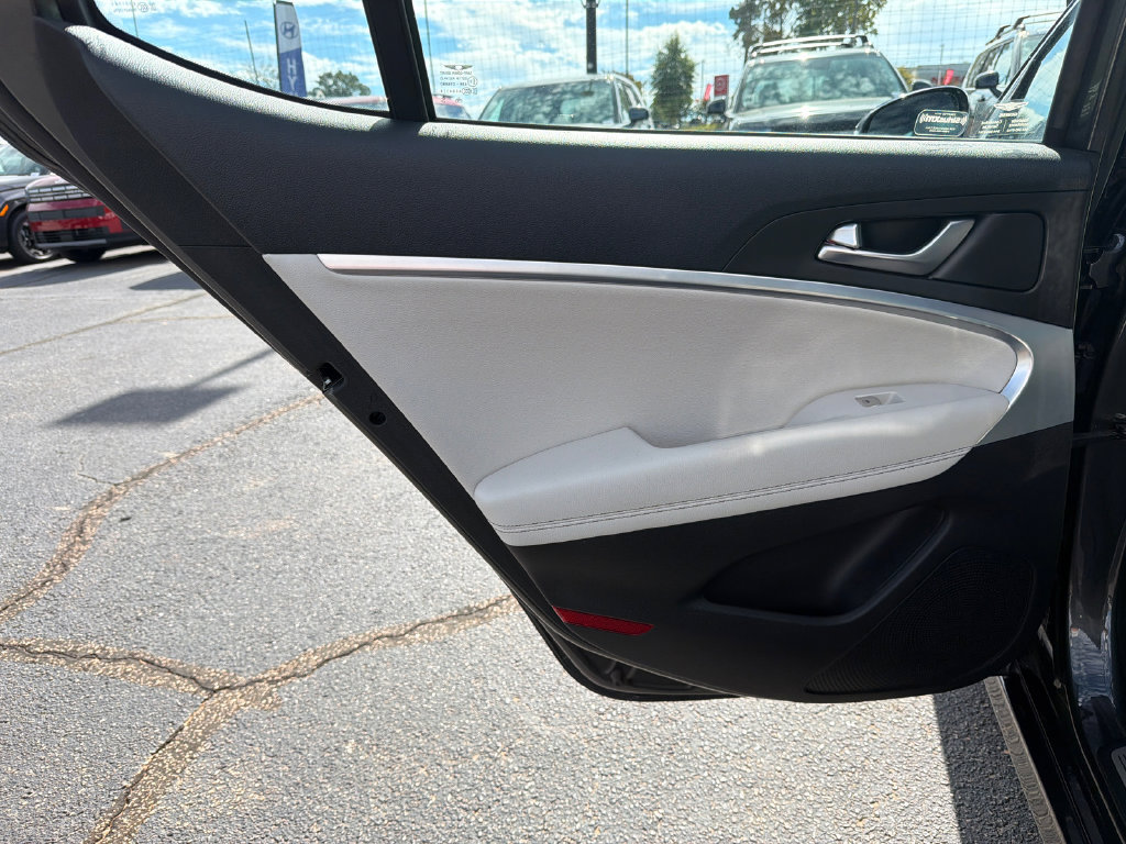 Used 2025 Genesis G70 2.5T RWD image 21