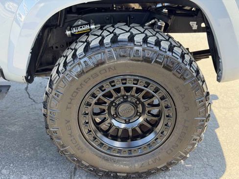 Used 2018 Toyota Tacoma TRD Sport image 8