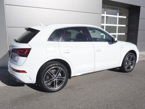 Used 2023 Audi Q5 e Premium w/ Convenience Package image 4
