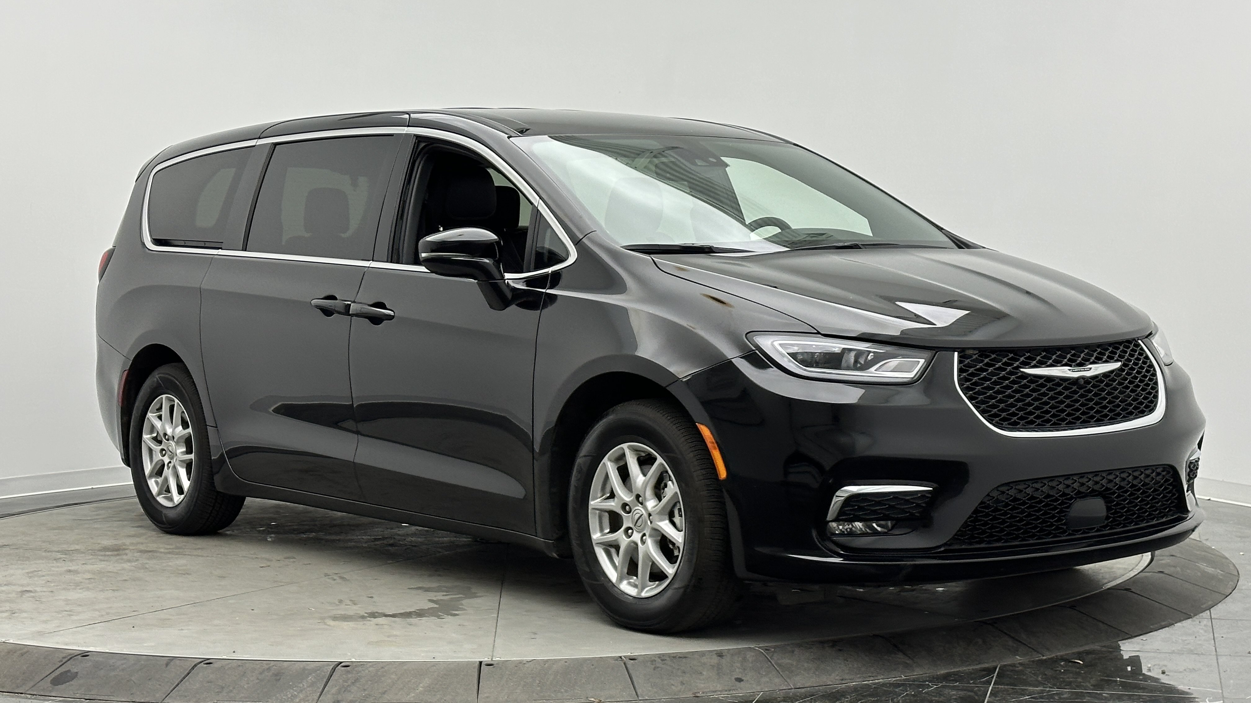 Used 2025 Chrysler Pacifica Select FWD image 3