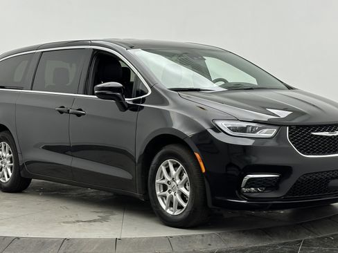 Used 2025 Chrysler Pacifica Select image 3