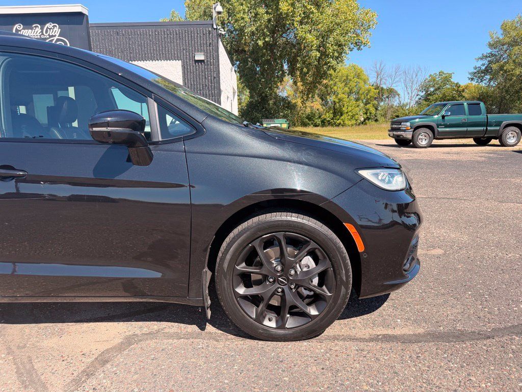 Used 2021 Chrysler Pacifica Touring-L w/ Uconnect Theater Family Group AWD/4WD image 2