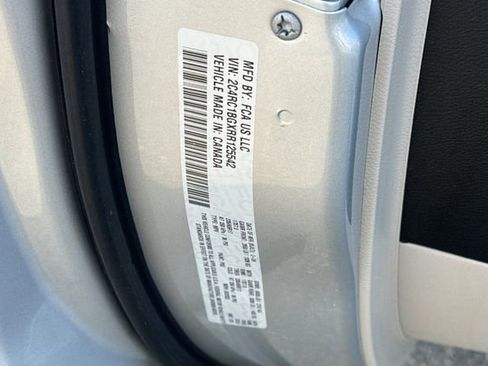 Used 2024 Chrysler Pacifica Touring-L image 57