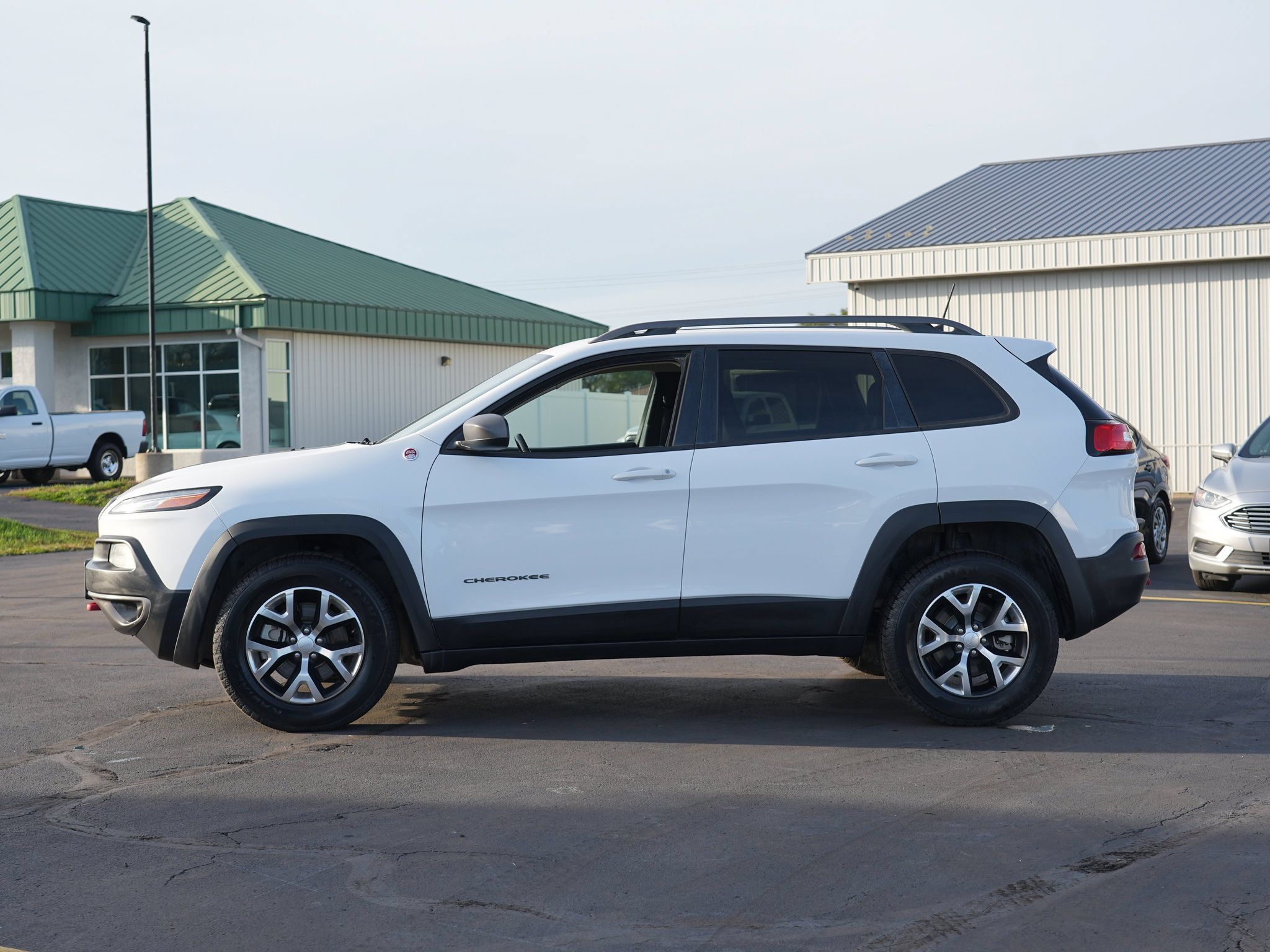 Used 2017 Jeep Cherokee Trailhawk AWD/4WD image 7