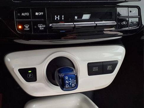 Used 2017 Toyota Prius Four image 18