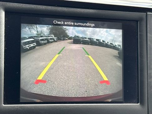 Used 2018 Chrysler Pacifica Touring-L image 18