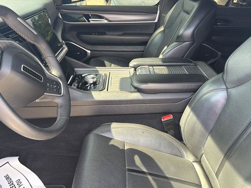 Used 2024 Jeep Wagoneer L Series II w/ Flexible Seating Group AWD/4WD image 12
