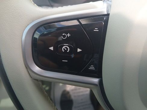 Used 2019 Volvo XC90 T5 Momentum w/ Advanced Package image 24