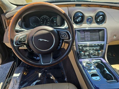 Used 2013 Jaguar XJ image 18