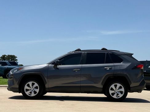 Used 2019 Toyota RAV4 LE FWD image 2