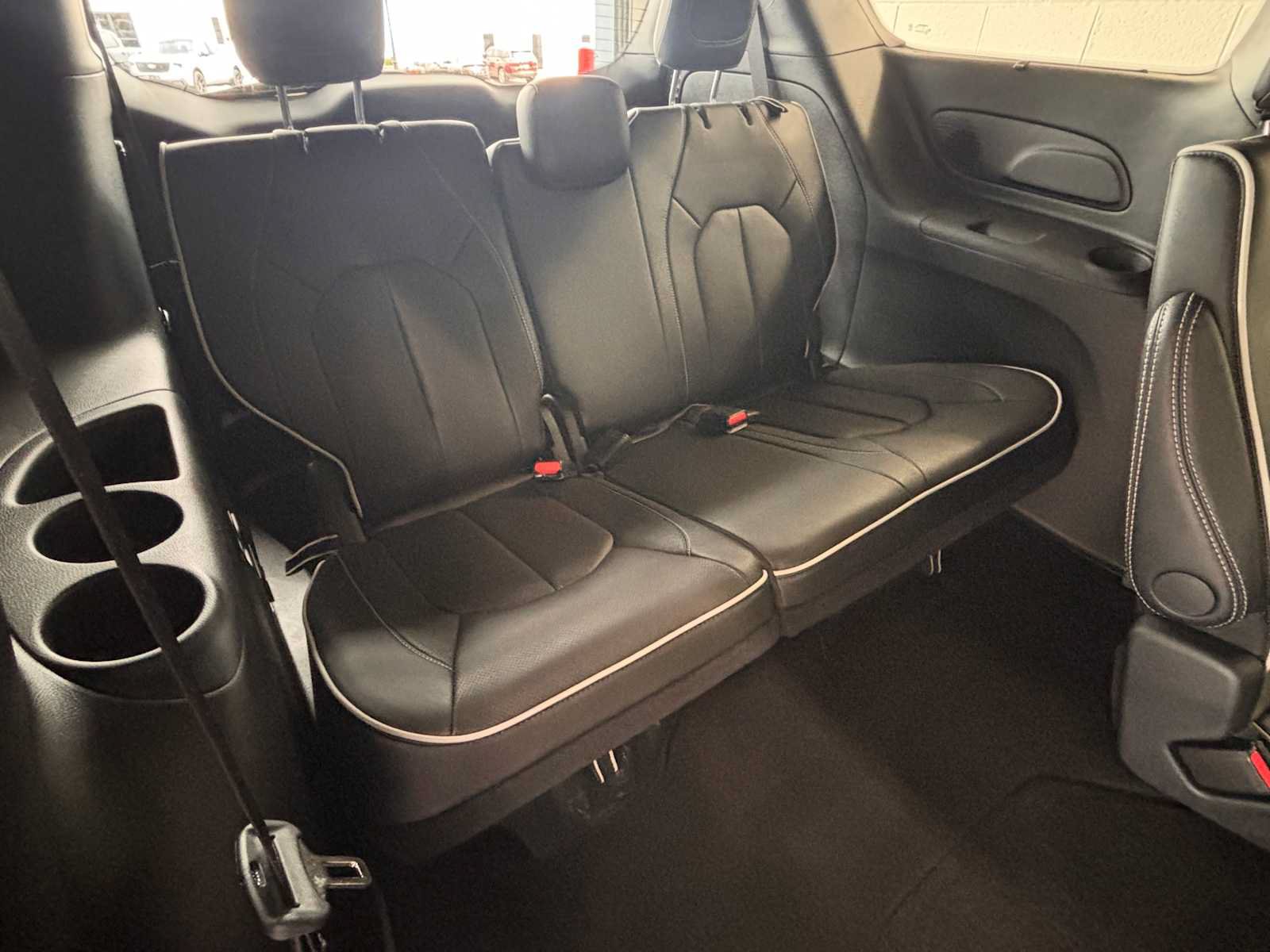 Used 2025 Chrysler Pacifica Select FWD image 12
