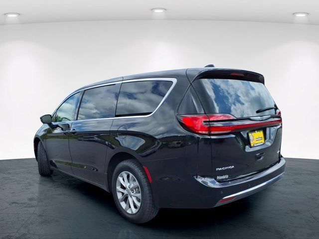 Used 2024 Chrysler Pacifica Touring-L w/ Uconnect Theater Family Group AWD/4WD image 13