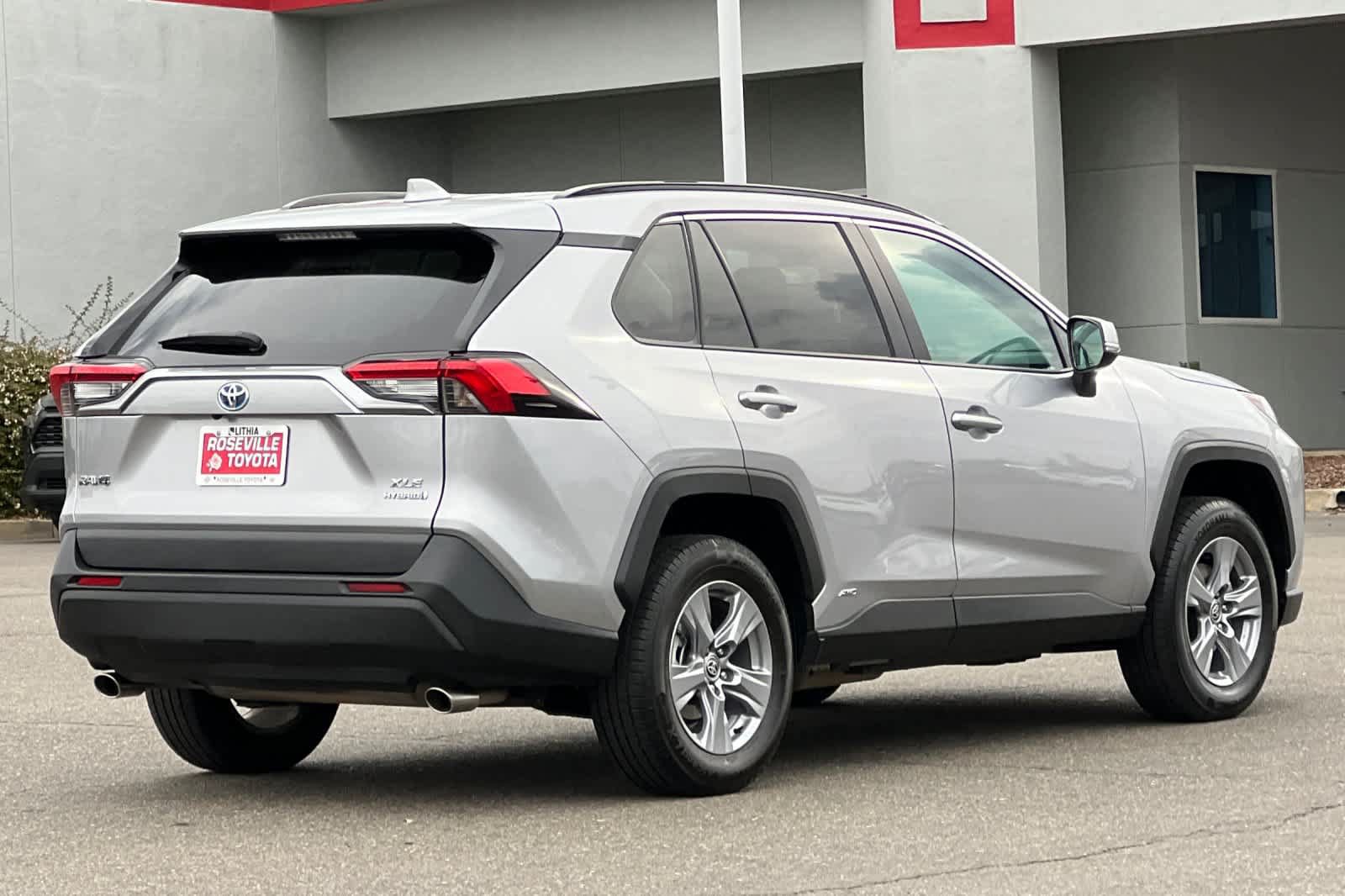 Used 2022 Toyota RAV4 XLE w/ Convenience Package AWD/4WD image 2