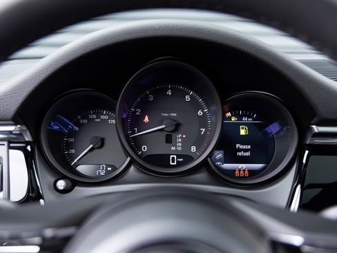 Certified 2026 Porsche Macan image 13