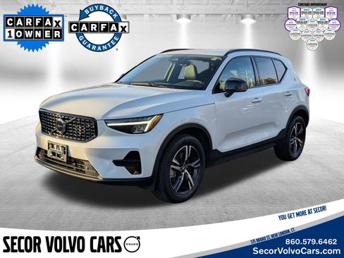 Used 2024 Volvo XC40 B5 Core image 1