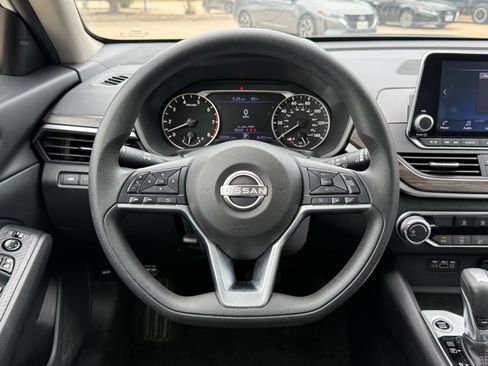 Used 2025 Nissan Altima 2.5 SV FWD image 28