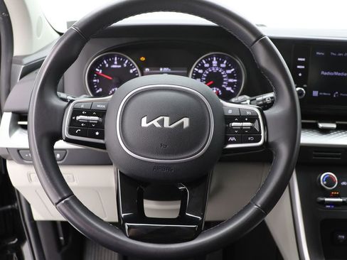 Used 2024 Kia Carnival LX image 16