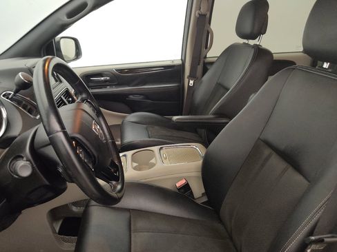 Used 2019 Dodge Grand Caravan SXT FWD image 17