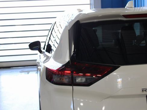 Used 2023 Nissan Rogue SL image 40