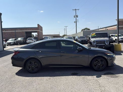 Used 2022 Hyundai Elantra SEL FWD image 5
