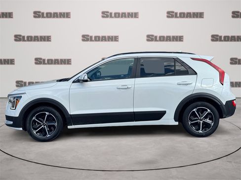 Used 2023 Kia Niro EX image 2