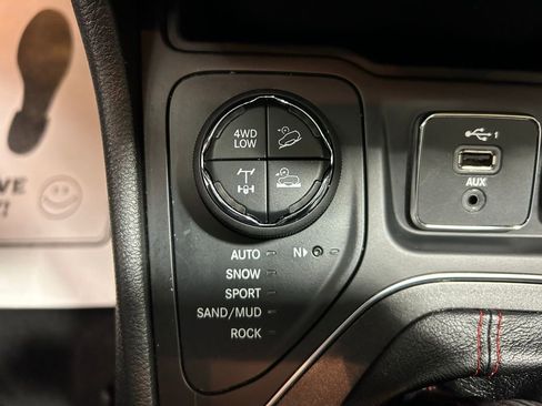 Used 2020 Jeep Cherokee Trailhawk w/ Cold Weather Group image 14