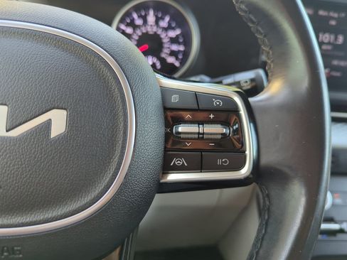 Used 2023 Kia Carnival LX FWD image 34