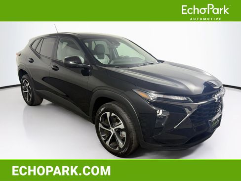 Used 2025 Chevrolet Trax RS w/ Driver Confidence Package FWD image 1
