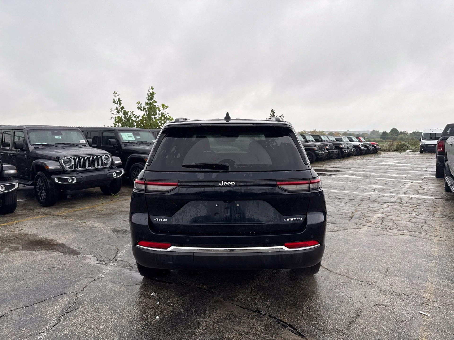 Used 2023 Jeep Grand Cherokee Limited AWD/4WD image 7