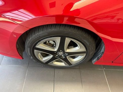 Used 2022 Toyota Prius XLE FWD image 2