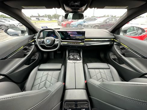 Used 2024 BMW i5 eDrive40i image 11