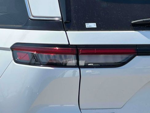 Used 2023 Jeep Grand Cherokee Overland AWD/4WD image 9