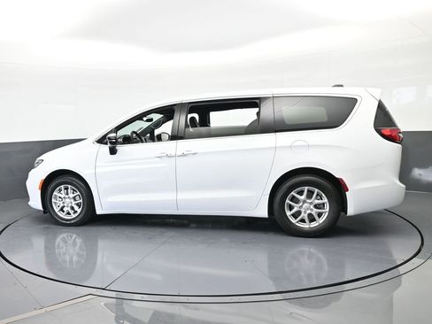 New 2026 Chrysler Pacifica Select image 3