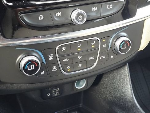 Used 2023 Chevrolet Traverse LT w/ LT Premium Package FWD image 34