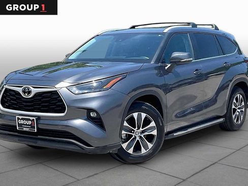 Used 2025 Toyota Highlander XLE FWD image 1