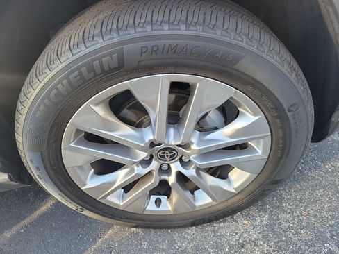 Used 2022 Toyota RAV4 XLE Premium AWD/4WD image 9
