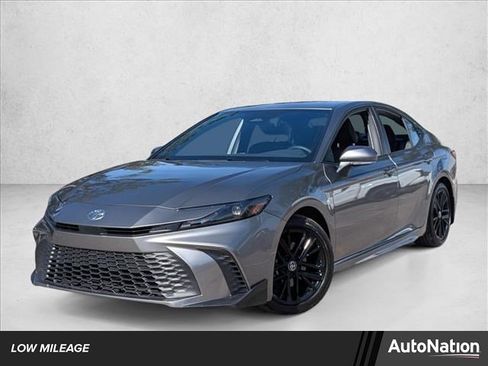 Used 2025 Toyota Camry SE image 1