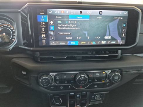 Used 2025 Jeep Gladiator Sport AWD/4WD image 15