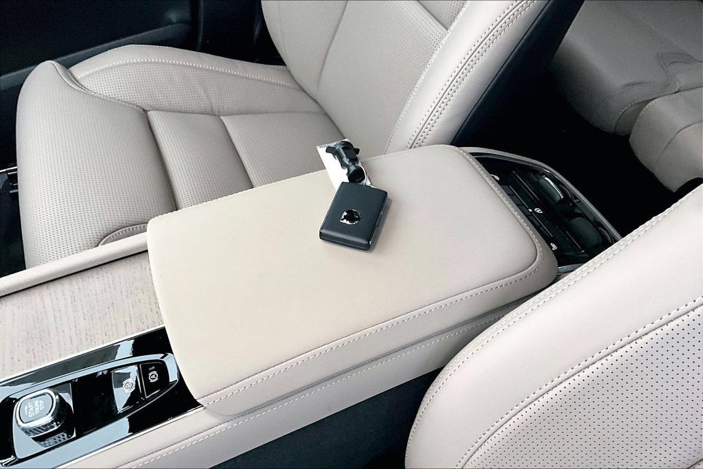 New 2026 Volvo XC90 T8 Plus w/ Protection Package Premier AWD/4WD image 18