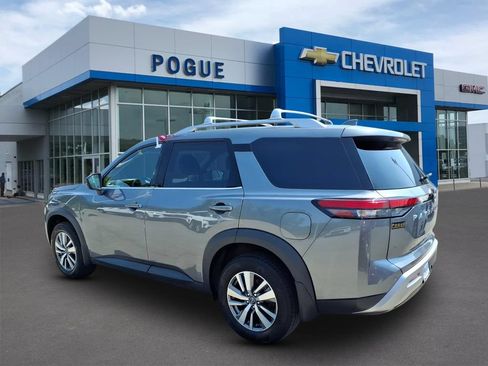 Used 2023 Nissan Pathfinder SL AWD/4WD image 3
