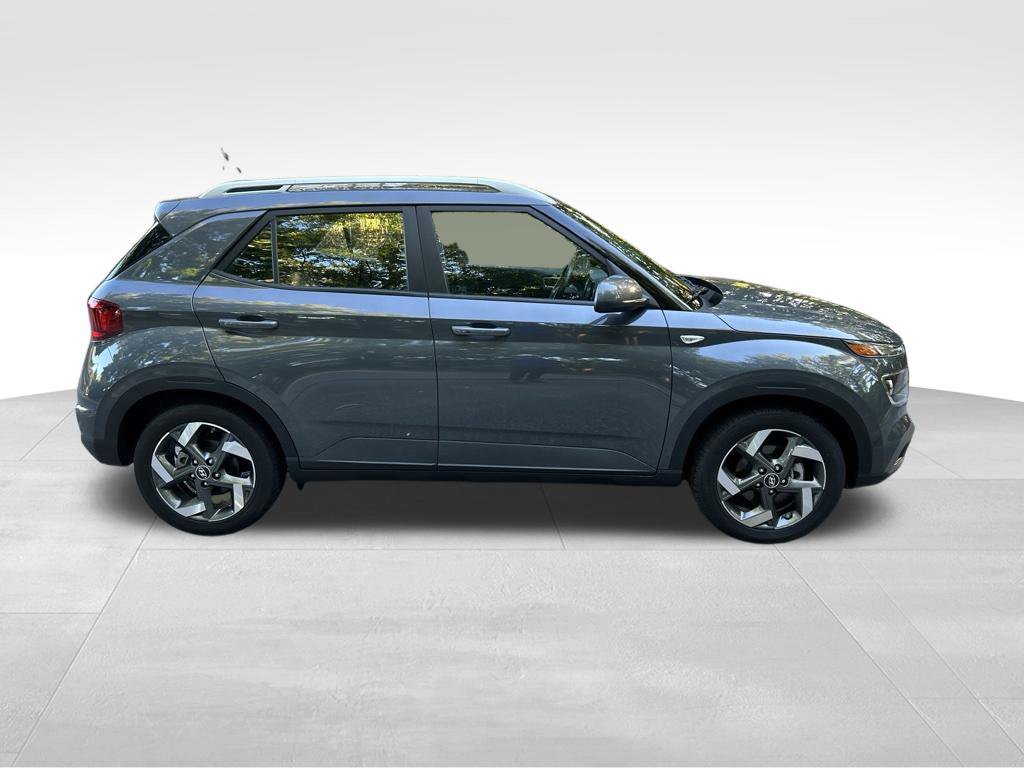 Used 2024 Hyundai Venue SEL FWD image 7