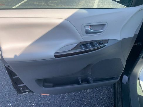 Used 2017 Toyota Sienna XLE w/ XLE Navigation Package AWD/4WD image 12